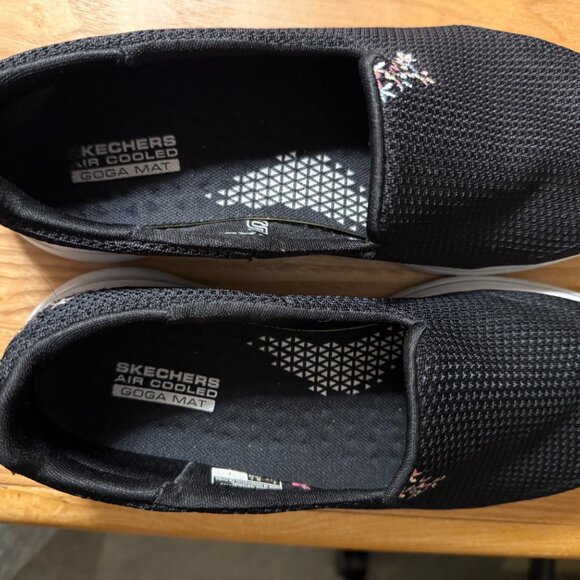 BLACK SKECHERS SLIP ON SNEAKER WITH DESIGN SIZE 7.5 - Picture 5 of 6